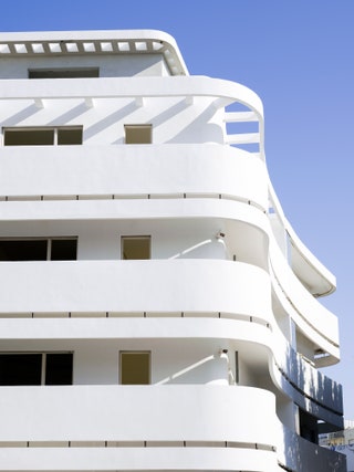 Здание сnbspокруглой линией балконов — типичная деталь местной архитектуры.