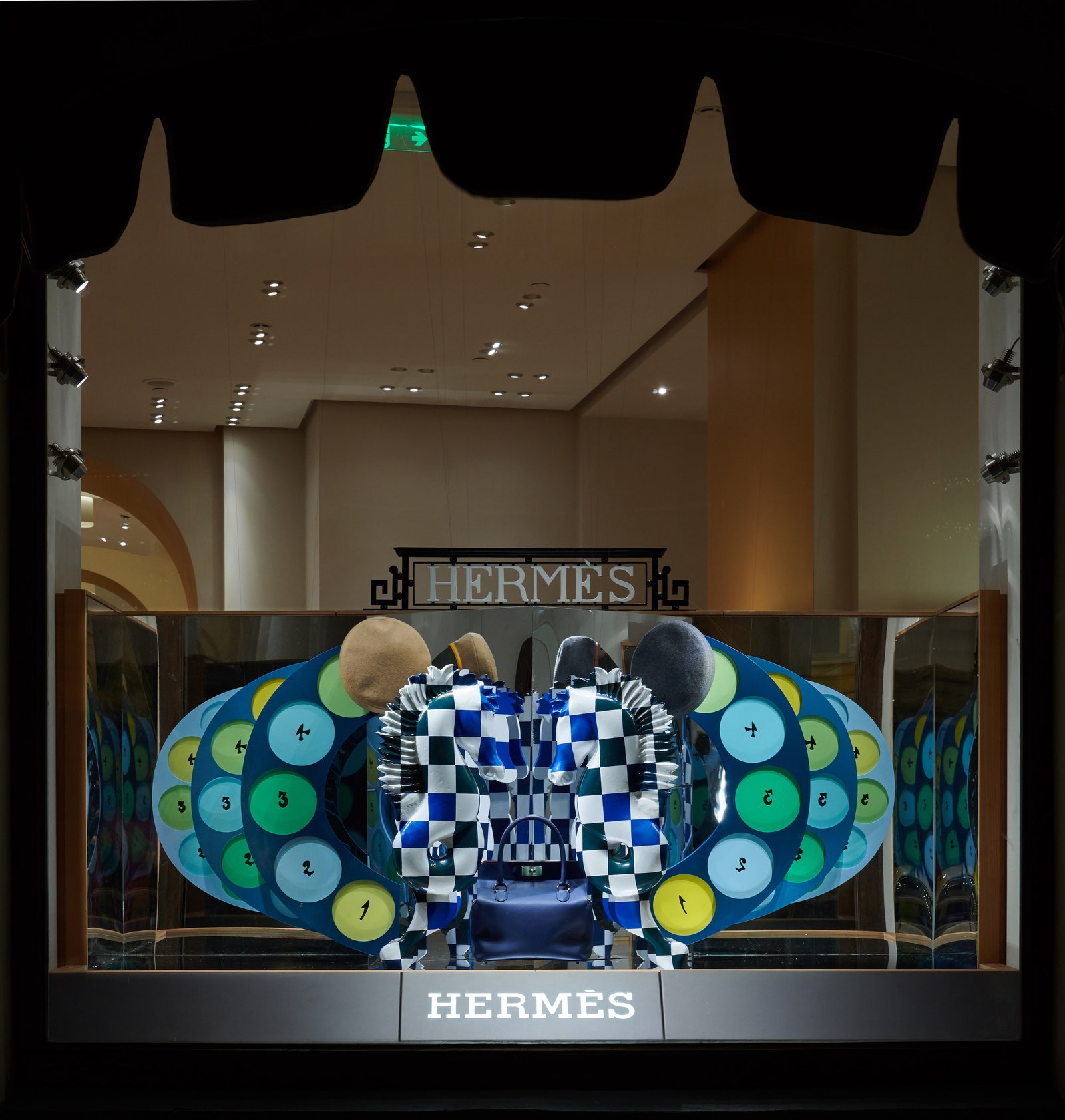 Сказочные витрины Hermès от победителей студенческого конкурса