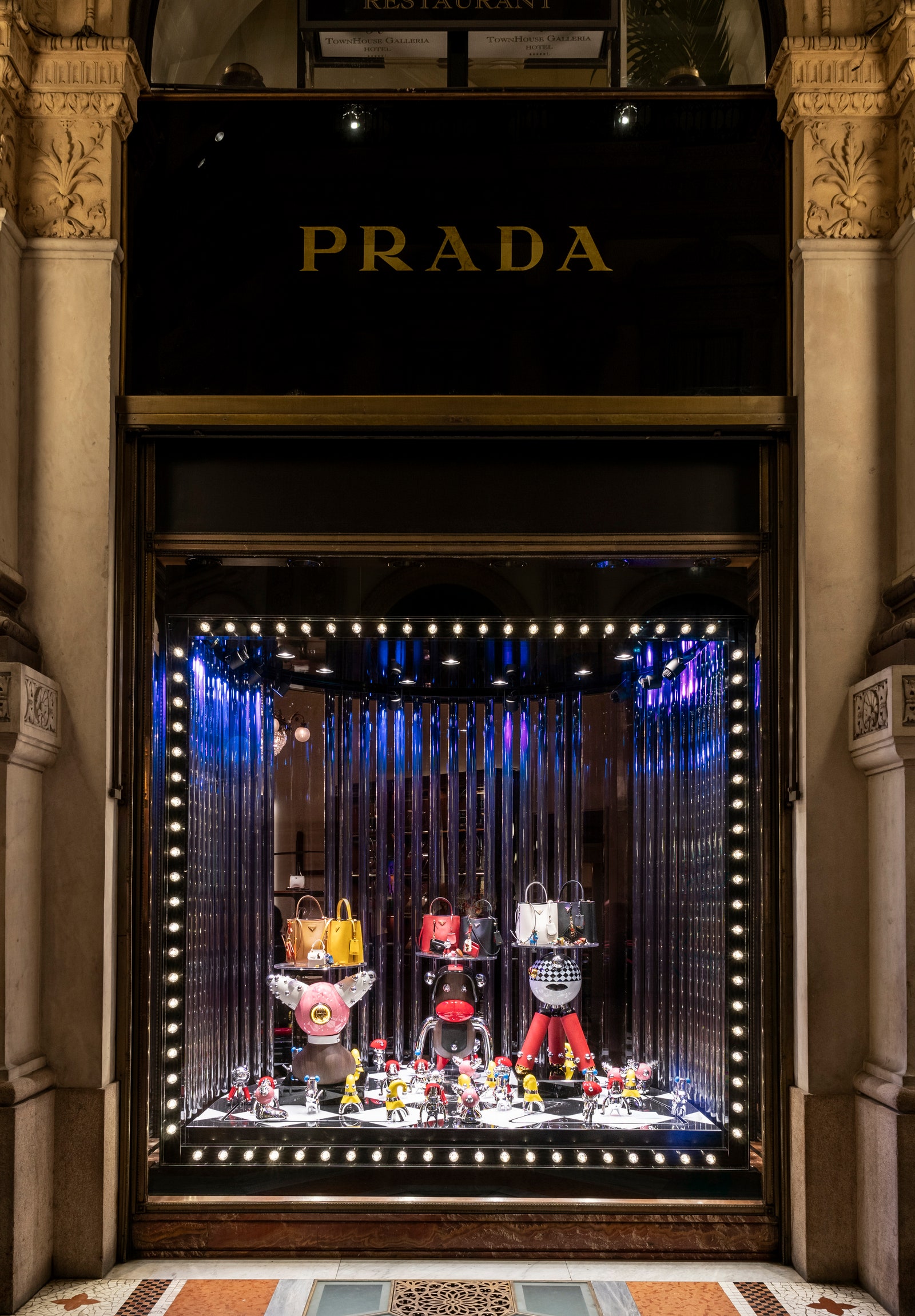 Фантастические существа на рождественских витринах Prada