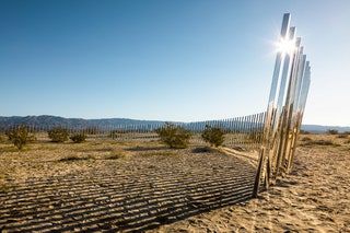 Инсталляция по проекту Филиппа К. Смита в Калифорнии.