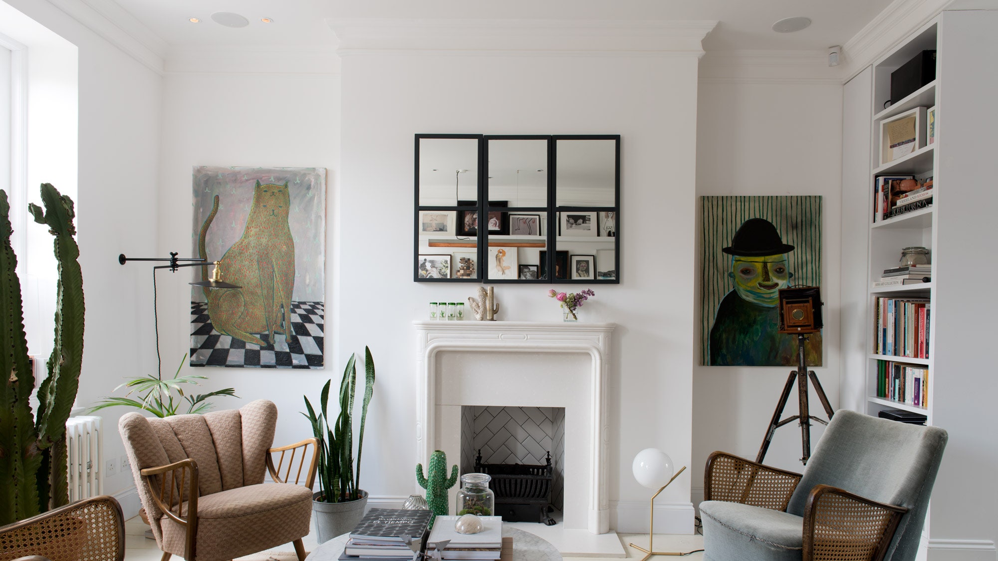 Белый цвет в интерьере фото квартиры с картинной галереей