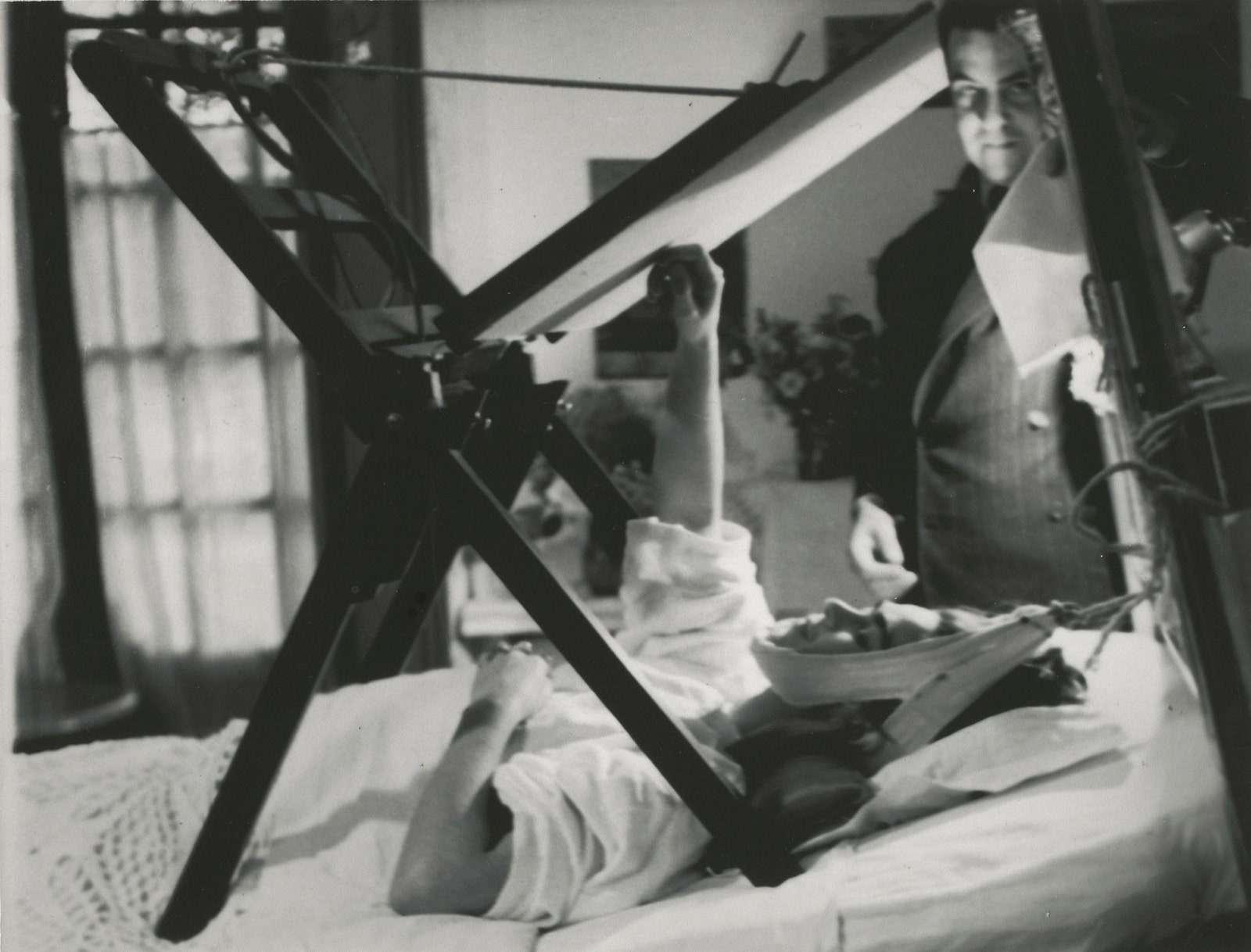 Фрида Кало на растяжке. 1940. Фотограф Николас Мюррей.