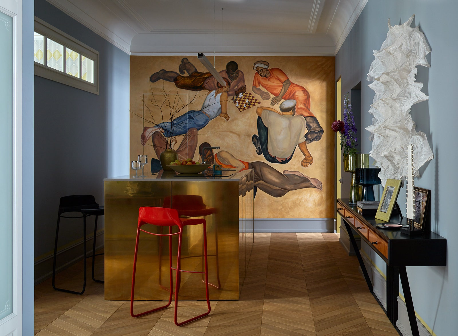 Кухня с латунными фасадами сделана по эскизам дизайнеров компанией AnyHome. Роспись на стене выполнена художниками...
