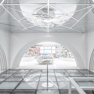 Книжный магазин с “извилистым” интерьером в Китае