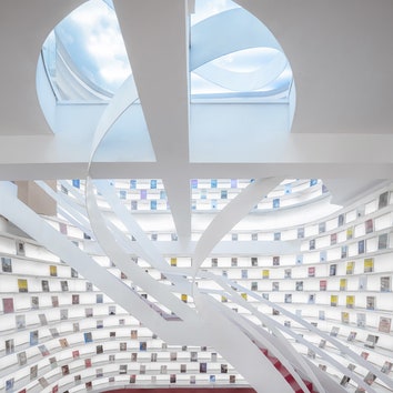 Книжный магазин с “извилистым” интерьером в Китае