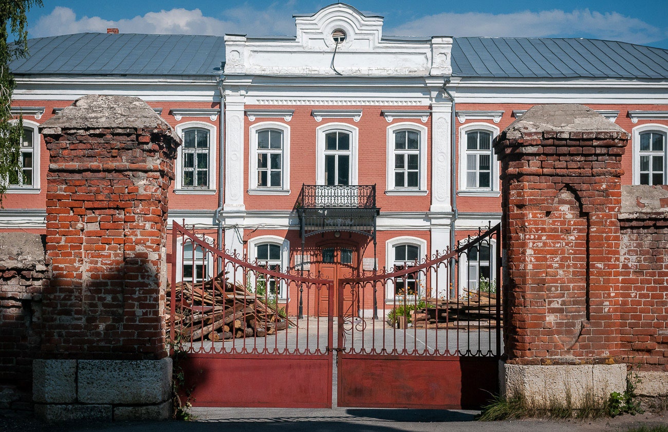 Казенная мужская гимназия в Ельце ныне школа. Когдато здесь учились Бунин и Пришвин.