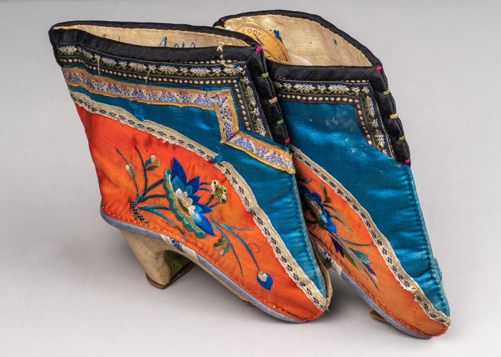 Туфли для бинтованных ног Китай XIX век шелк дерево кожа инв. № 5538.