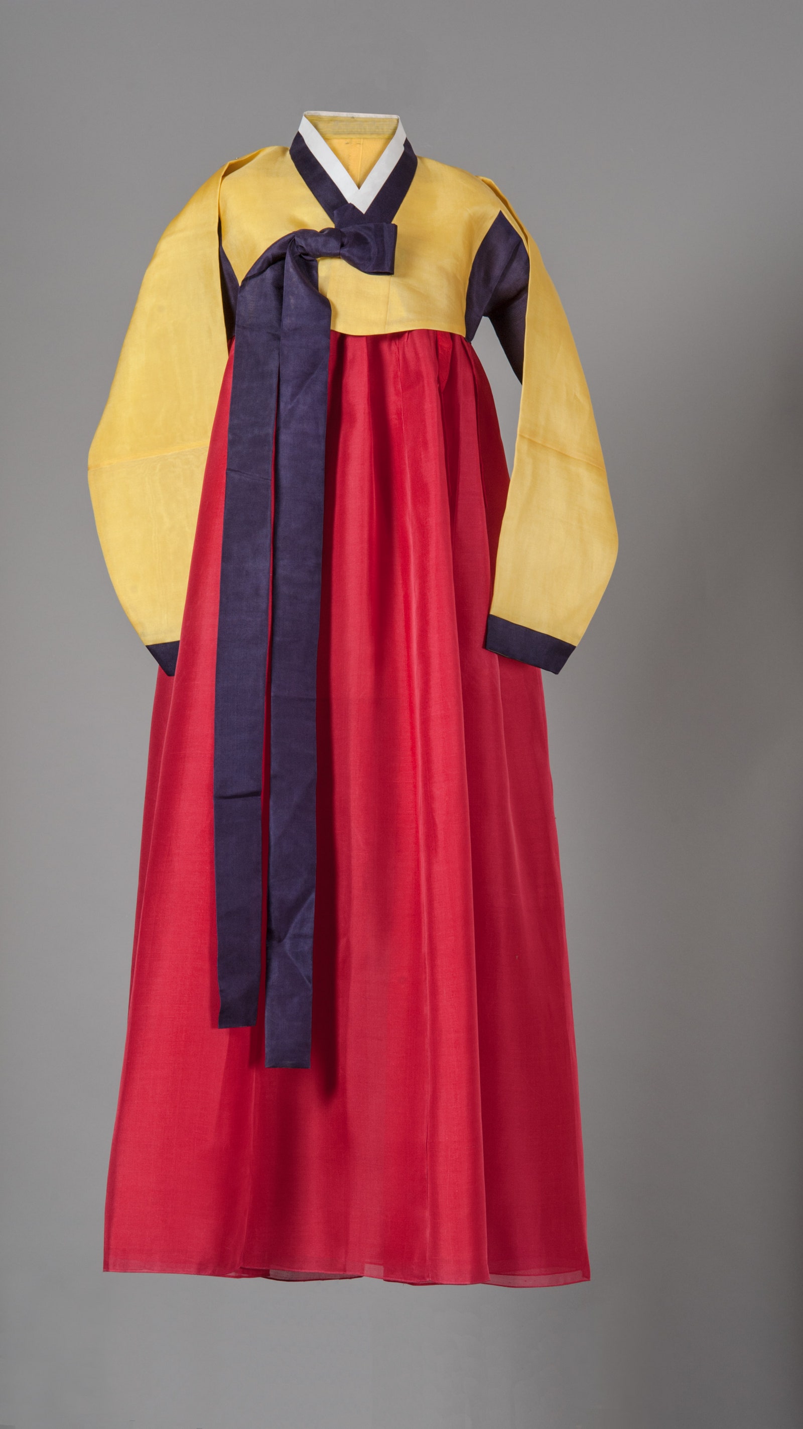 Женский национальный костюм Корея 2006 год шелк машинное и ручное шитье инв. № 2252912 I.