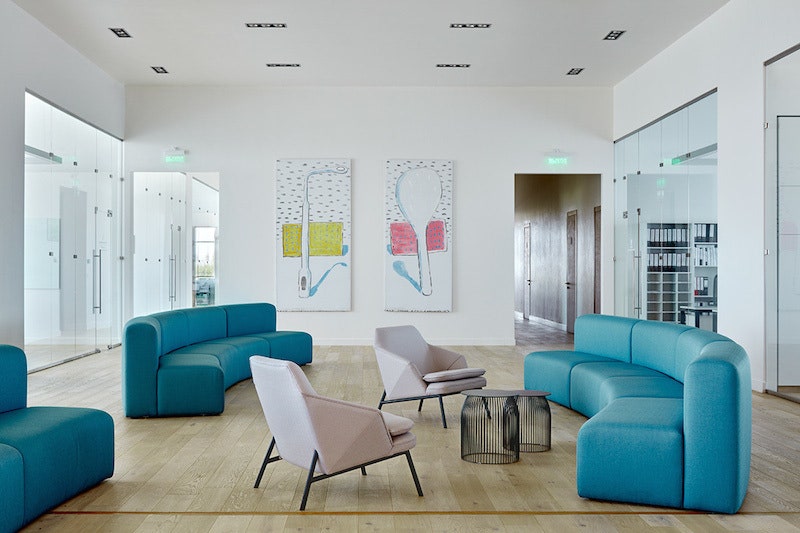 Холл на 4м этаже. Мебель выполнена на заказ в компании Vysotka Home на полу инженерная доска Finex картины Петра Бронфина.