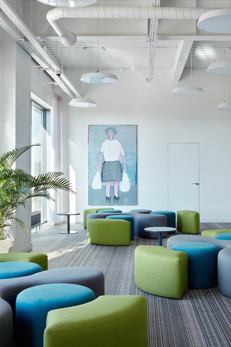 Холл на 3м этаже. Мебель выполнена на заказ в компании Vysotka Home напольное покрытие Bolon картина Петра Бронфина.