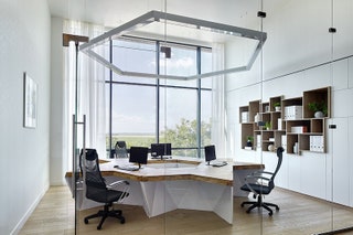 Офисное помещение. Столы Archpole шкаф выполнен на заказ в компании “Феликс” Курск.