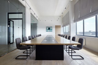 Комната переговоров. Стол выполнен на заказ в компании “Д Дерево” стулья Pranzo картина Петра Бронфина.