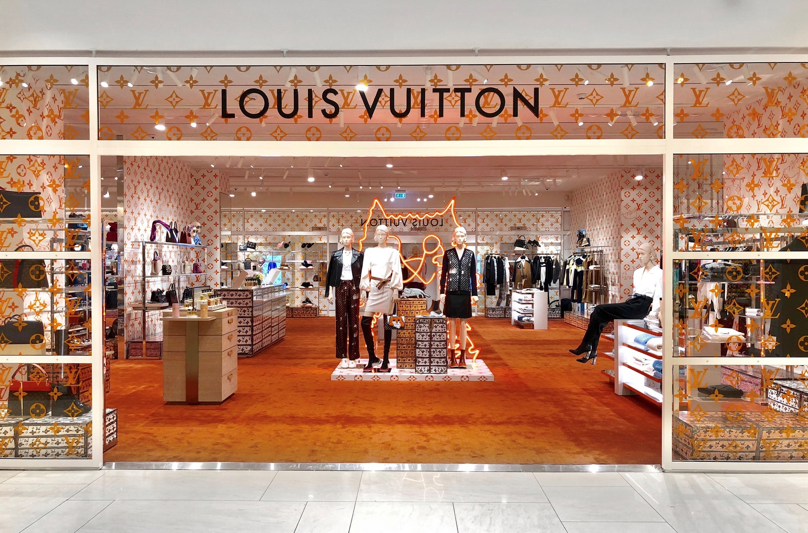 В ЦУМе открылся попапмагазин Louis Vuitton с кошками Грейс Коддингтон