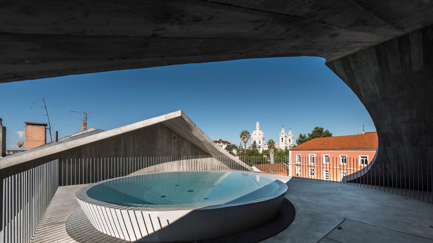 Дом с бассейном на крыше в Лиссабоне