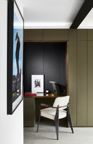 Рабочее место в гостиной. Шкафы и письменный стол сделаны на заказ Humbert  Poyet стул по дизайну Жана Пруве Vitra...