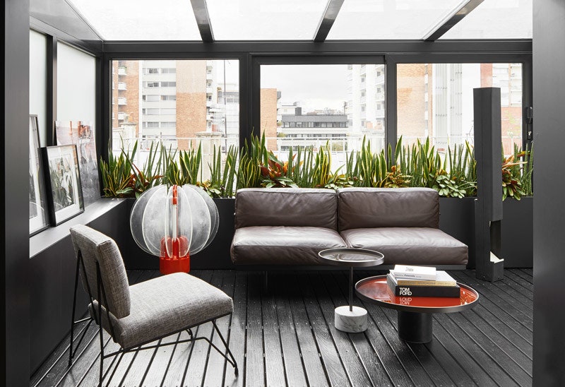 Современный интерьер фото квартиры в Париже с садом на крыше