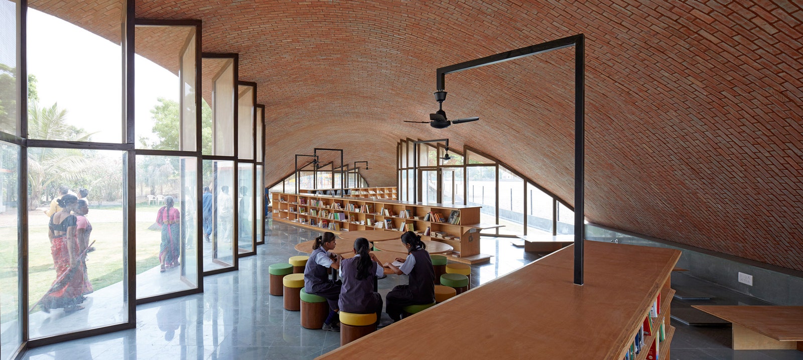 Современная архитектура необычная школьная библиотека в Индии