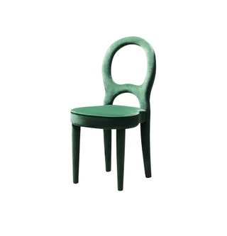 Есть особый шик в том чтобы вокруг стола ставить разные стулья например Bilou Bilou Promemoria . .