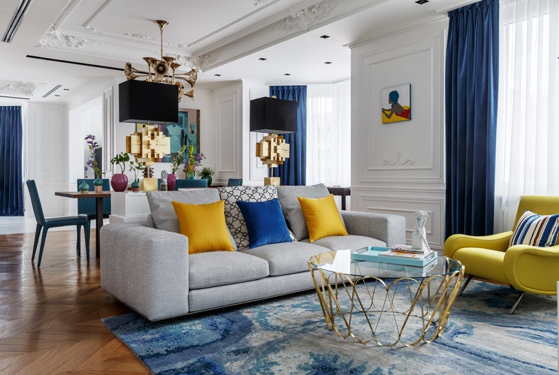 Гостиная. Диван Minotti кресло Cassina журнальный столик Boca do Lobo настольные лампы Jonathan Adler ковер Kovёr Büro...