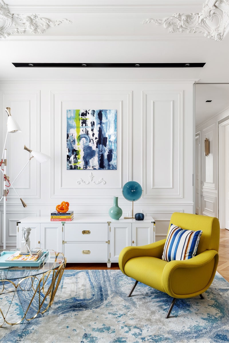 Фрагмент гостиной. Кресло Cassina журнальный столик Boca do Lobo торшер Delightfull ковер Kovёr Büro декоративные...