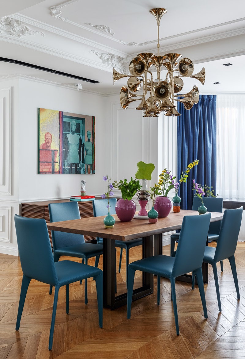 Зона столовой. ­Люстра Delightfull стулья Bonaldo стол Cattelan Italia. На столе вазы Crate and Barrel и ваза по дизайну...