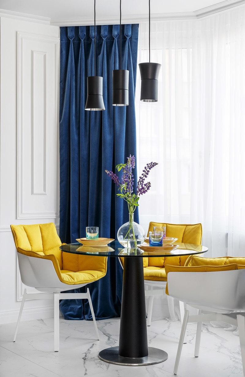 Зона для завтра­ков. Стол Gallotti amp Radice стулья BampB Italia светильник Metalarte шторы сшиты из ткани JAB.
