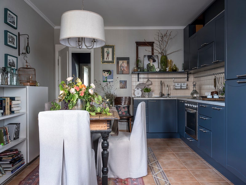 Кухонная мебель Aran  фасады перекрашены в цвет антрацит. На стене — панно из чернобелых фотографий с видами Венеции....