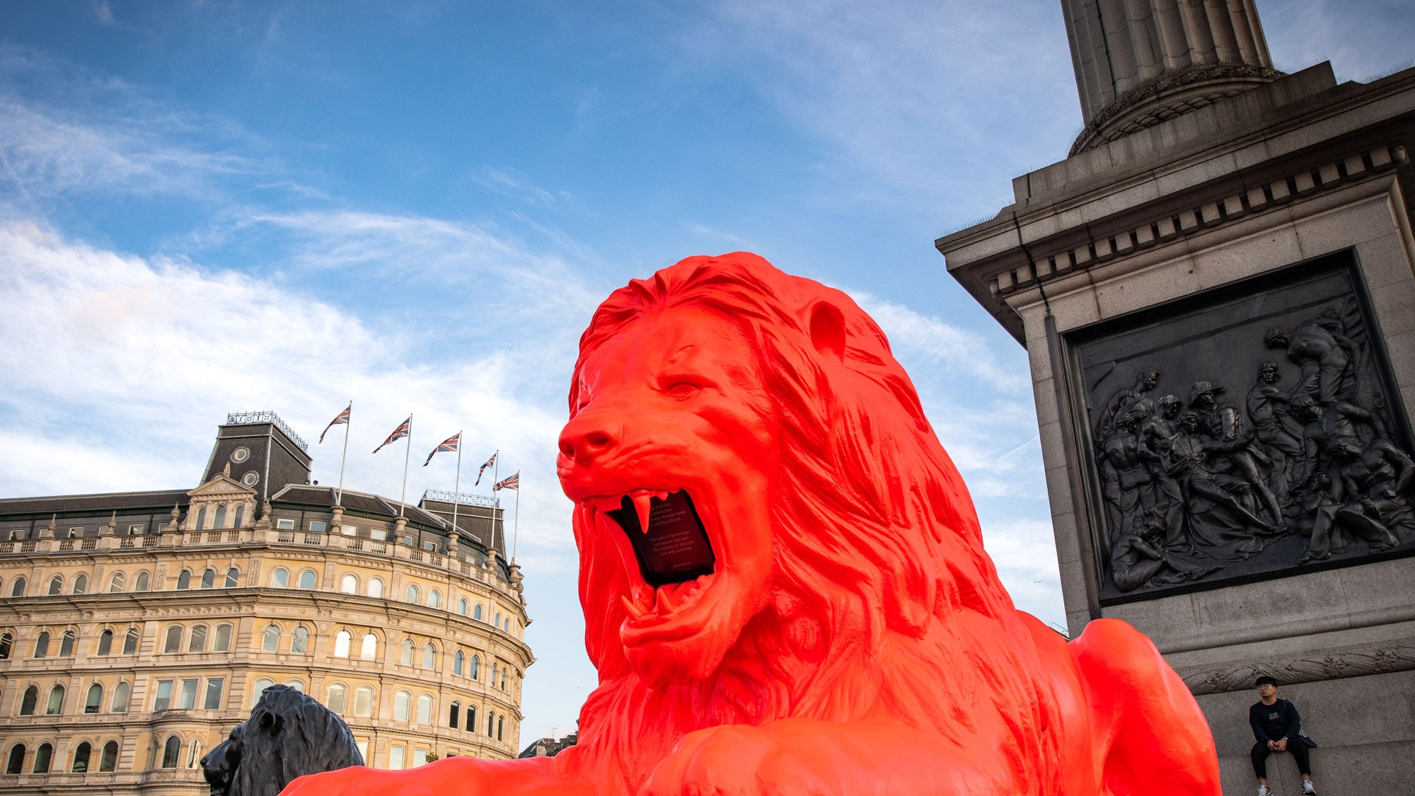 London Design Festival говорящий флуоресцентный лев на Трафальгарской площади