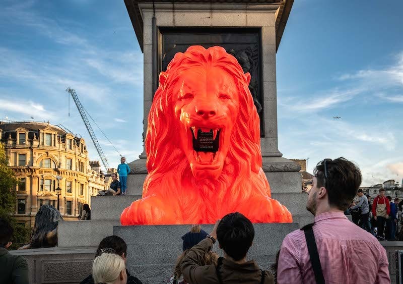 London Design Festival говорящий флуоресцентный лев на Трафальгарской площади
