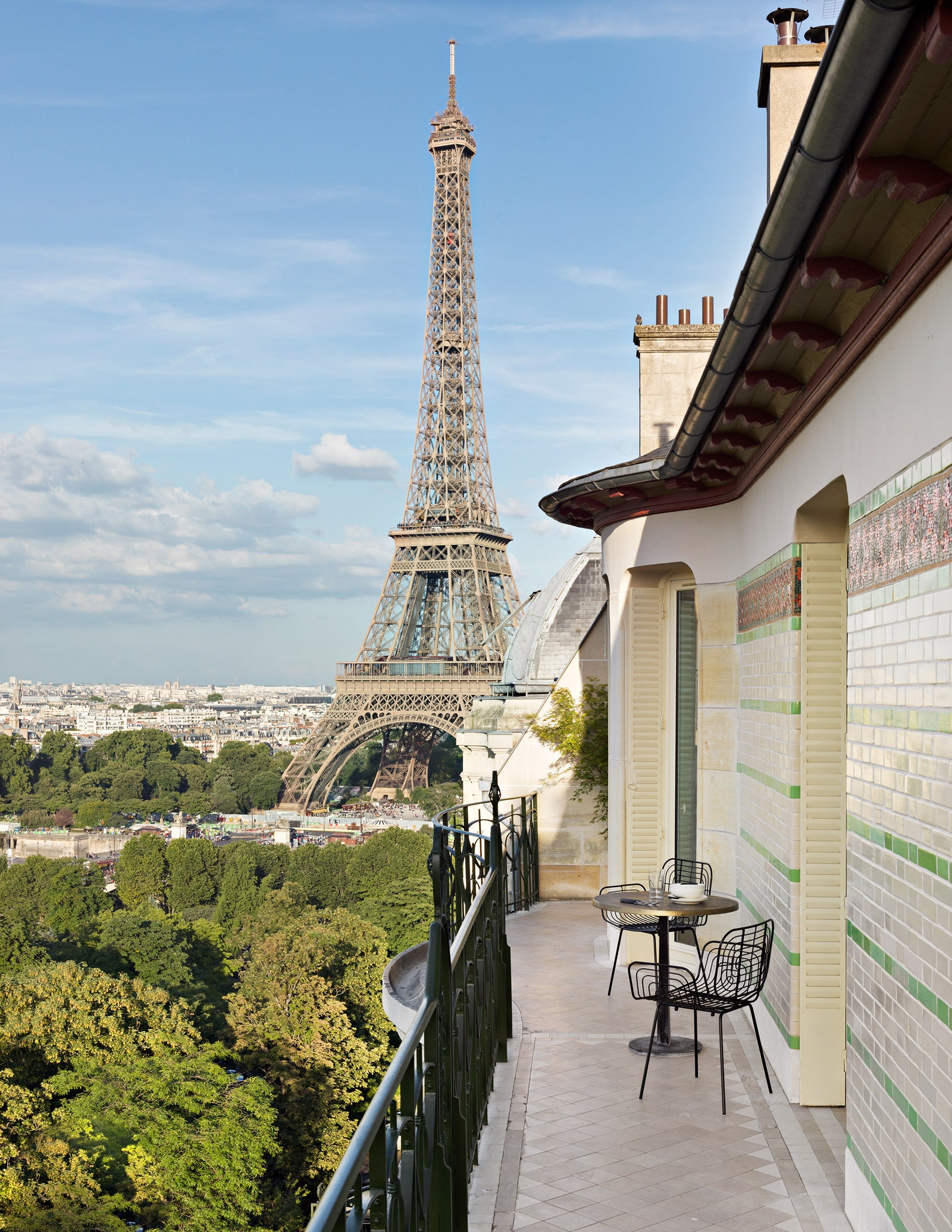 Балкон откуда видны почти все основные достопримечательности Парижа. Стул Boston Pols Potten столик из салона Abhika.