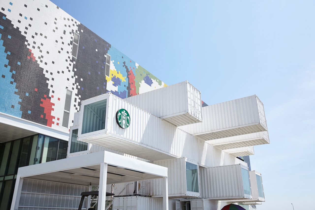 Starbucks из транспортных контейнеров по проекту Кенго Кумы