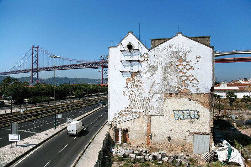 Портрет на стене здания в Лиссабоне 2014 год. Фотограф AlexanderSilva.