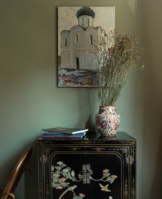 На стене эскиз картины заслуженного художника России Иосифа Павлишака. Плетеное креслокачалка и ваза наследство от...
