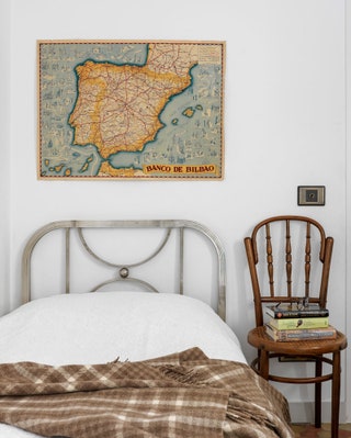 Детская комната. Металлическая кровать винтаж на стене карта Испании.