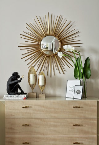 Фрагмент гостиной. ­Комод Fratelli Barri зерка­ло Eichholtz настольная лампа Seletti аксессуары Corner Design и Zara Home.