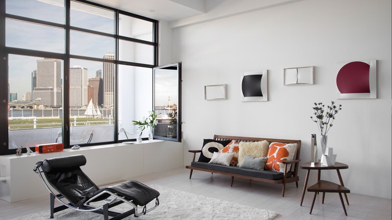 Белый цвет в интерьере фото квартиры с видом на Манхэттен