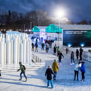 Планы на зиму: в Парке Горького открылся архитектурный каток “Фабрика счастливых людей”