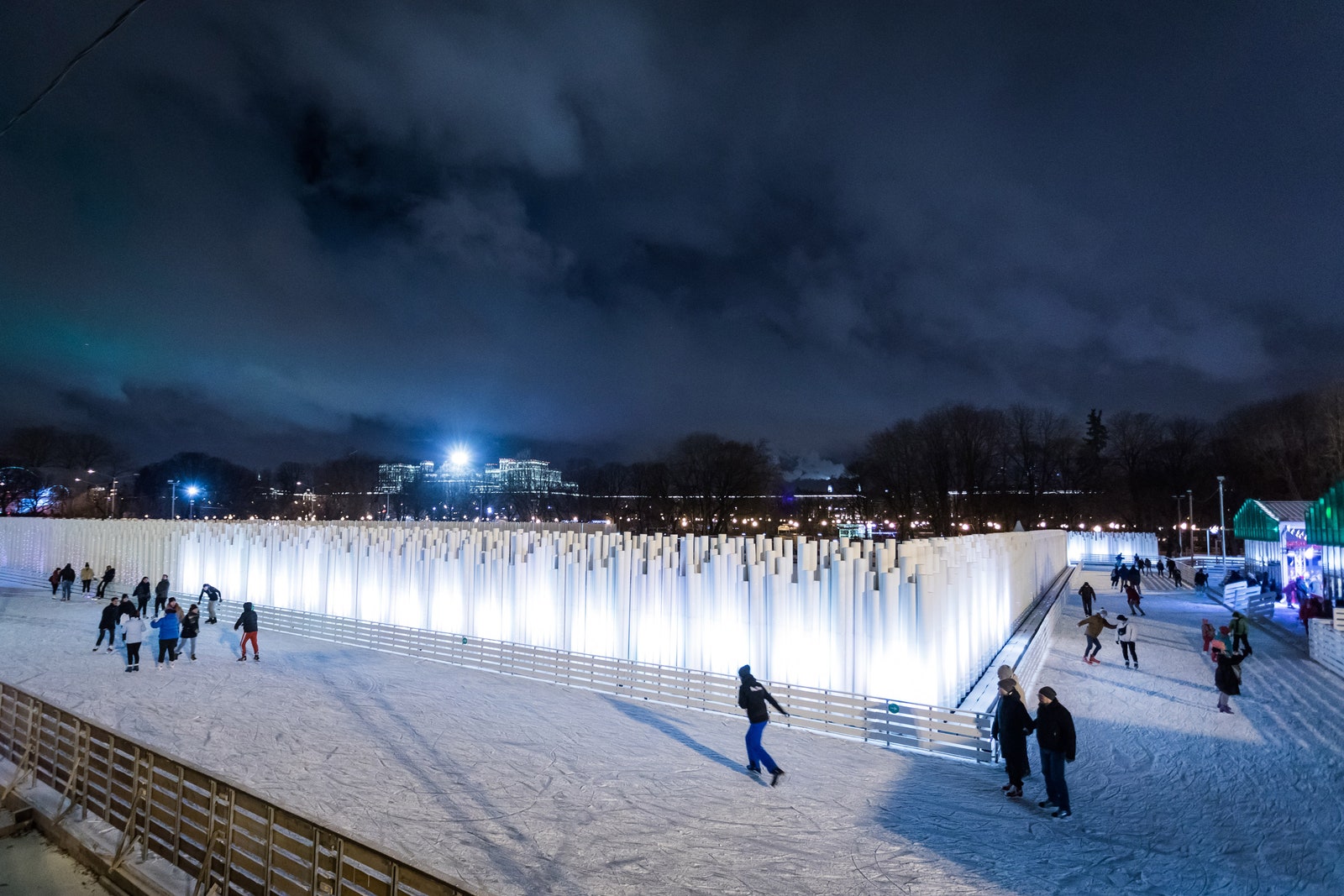 Планы на зиму в Парке Горького открылся архитектурный каток “Фабрика счастливых людей”