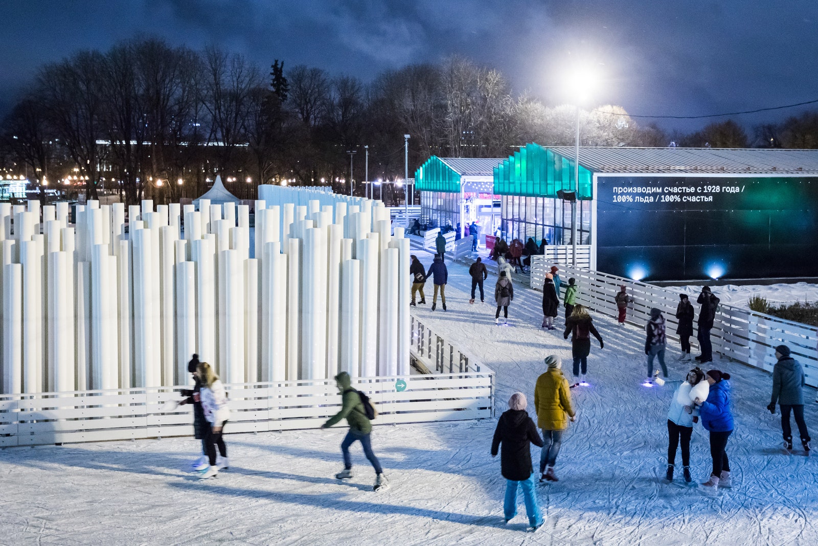 Планы на зиму в Парке Горького открылся архитектурный каток “Фабрика счастливых людей”