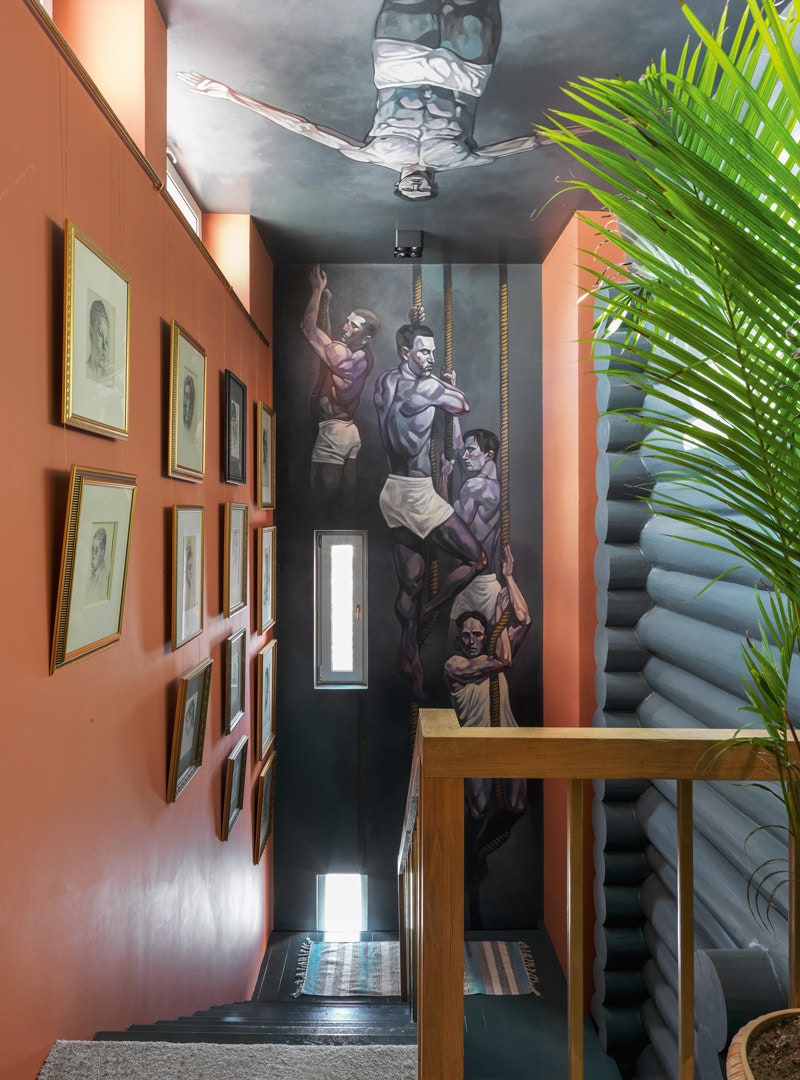 Лестничный холл. На стене и потолке роспись Сергея Фроля на стене слева собрание набросков художницы Веры Топоровой.
