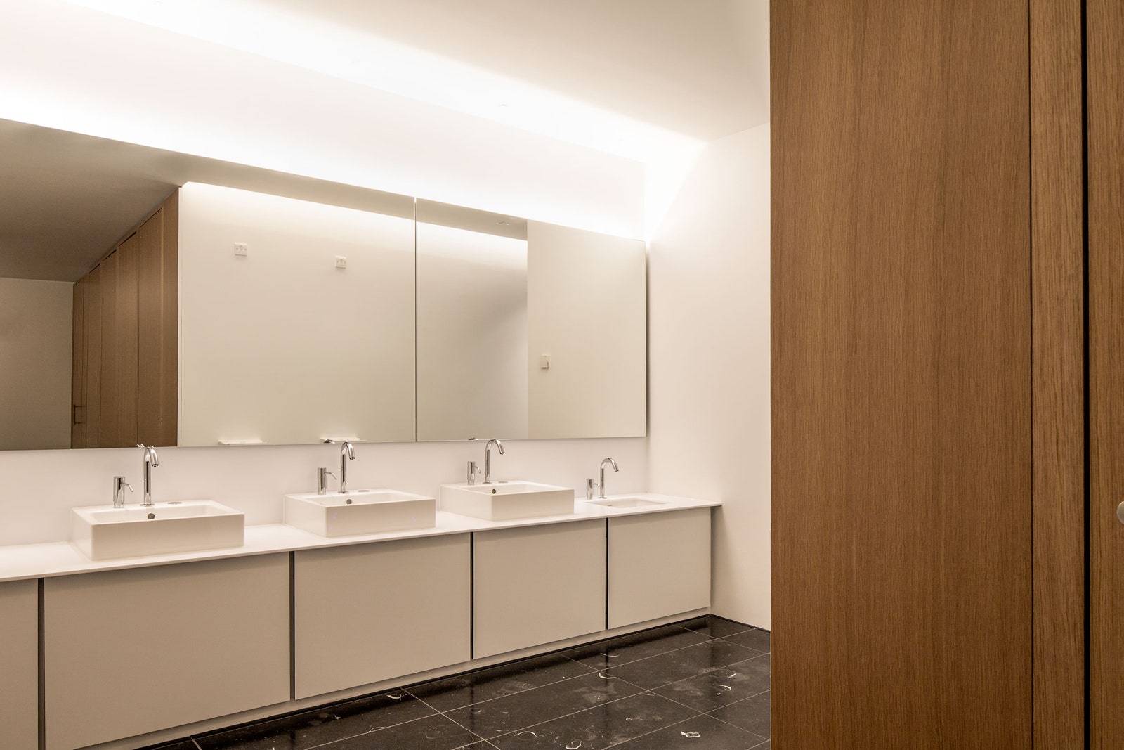 В туалетных комнатах нового музея прямоугольные умывальники Vero классического дизайна от Duravit дополняют интерьерную...