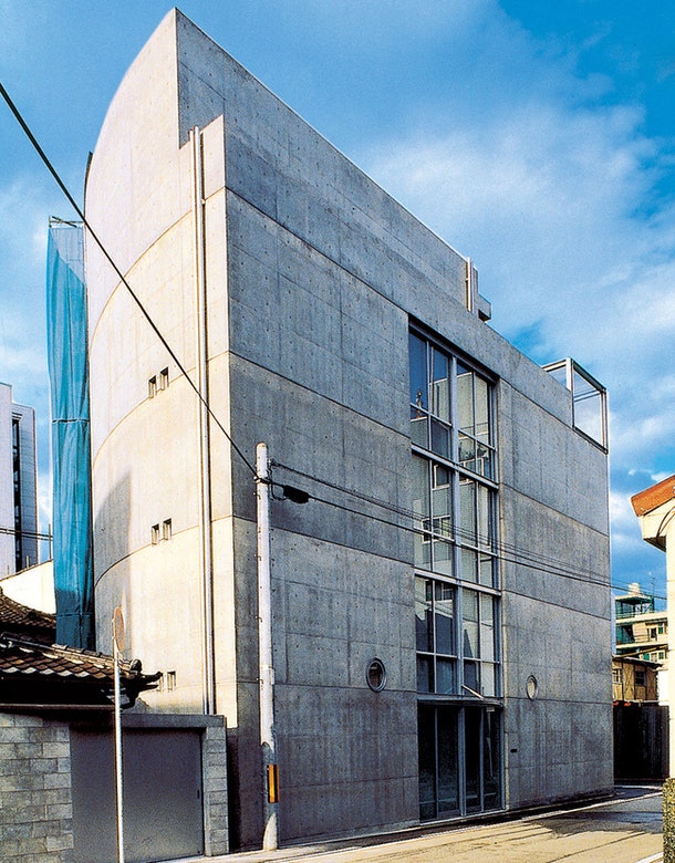 Фасад ателье Тадао Андо в Осаке.