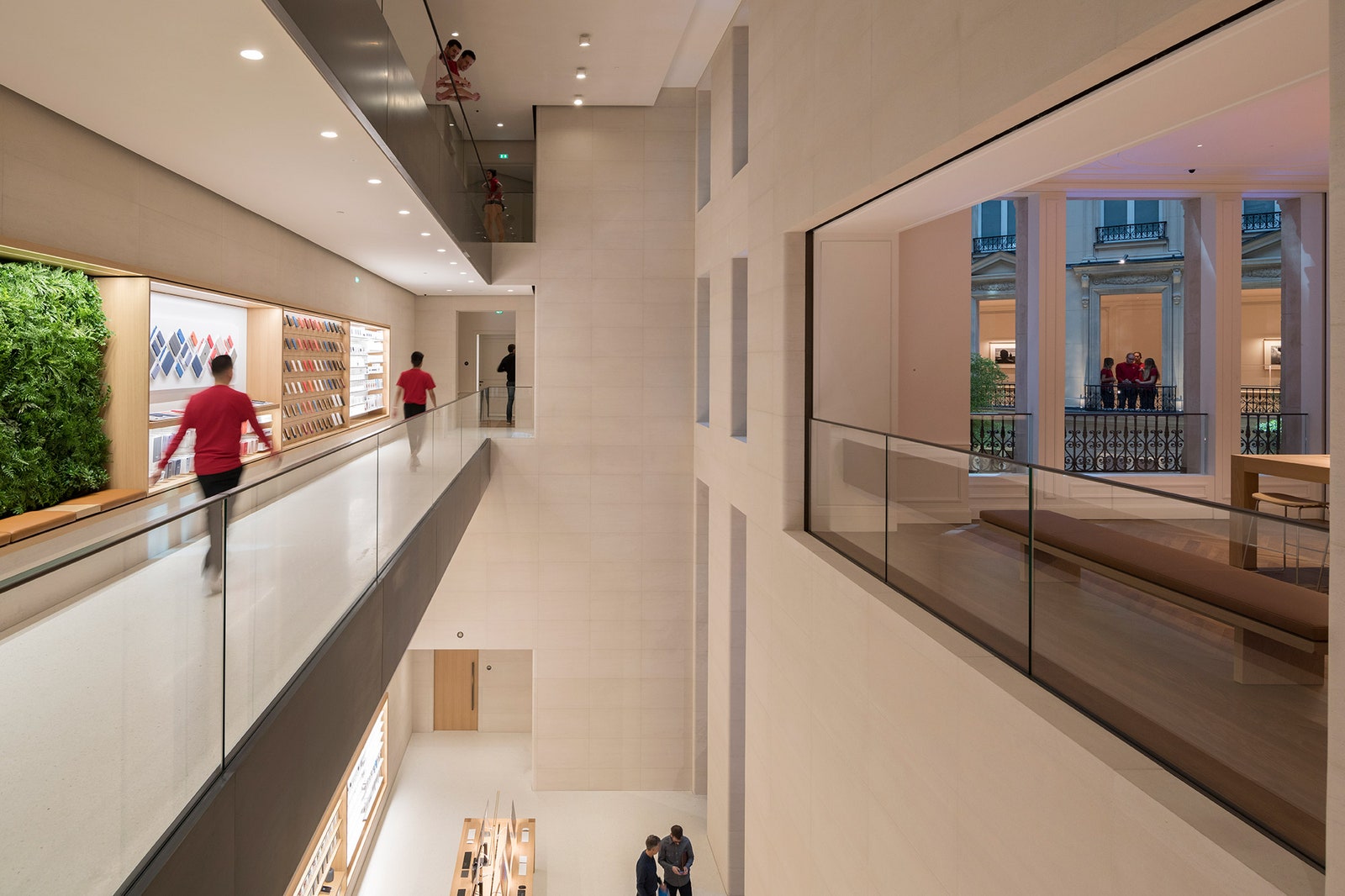 Бюро Foster  Partners оформило новый магазин Apple на Елисейских Полях