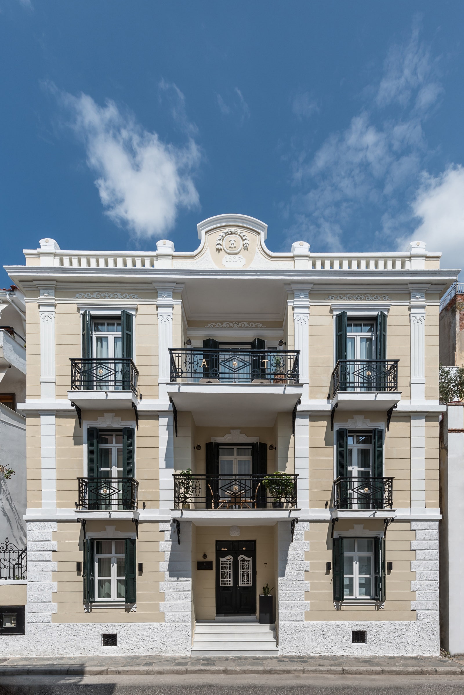 Эклектичный отель в пастельных тонах в Греции