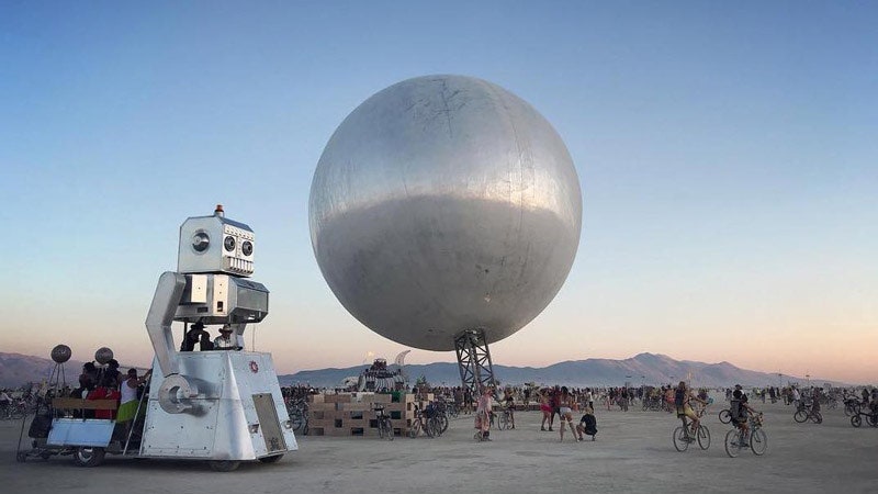 Инсталляция Бьярке Ингельса и Якоба Ланге на фестивале Burning Man
