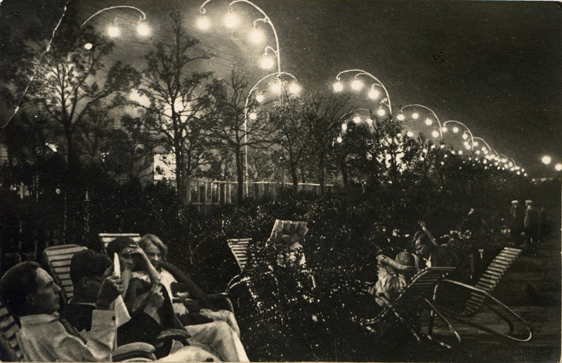Отдыхающие на ландышевой аллее 1935 год.