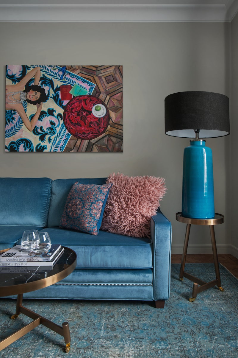 Фрагмент гостиной. Настольная лампа и столики Liberty Home. Картина над диваном художницы Натальи Рябовой из Artis Gallery.