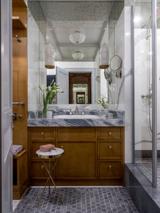 Ванная комната. Верхняя часть стен оформлена состаренным зеркалом. Мебель изготовлена компанией “Аттрибут” по эскизам...