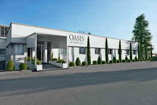 Вход в современное здание фабрики Oasis.