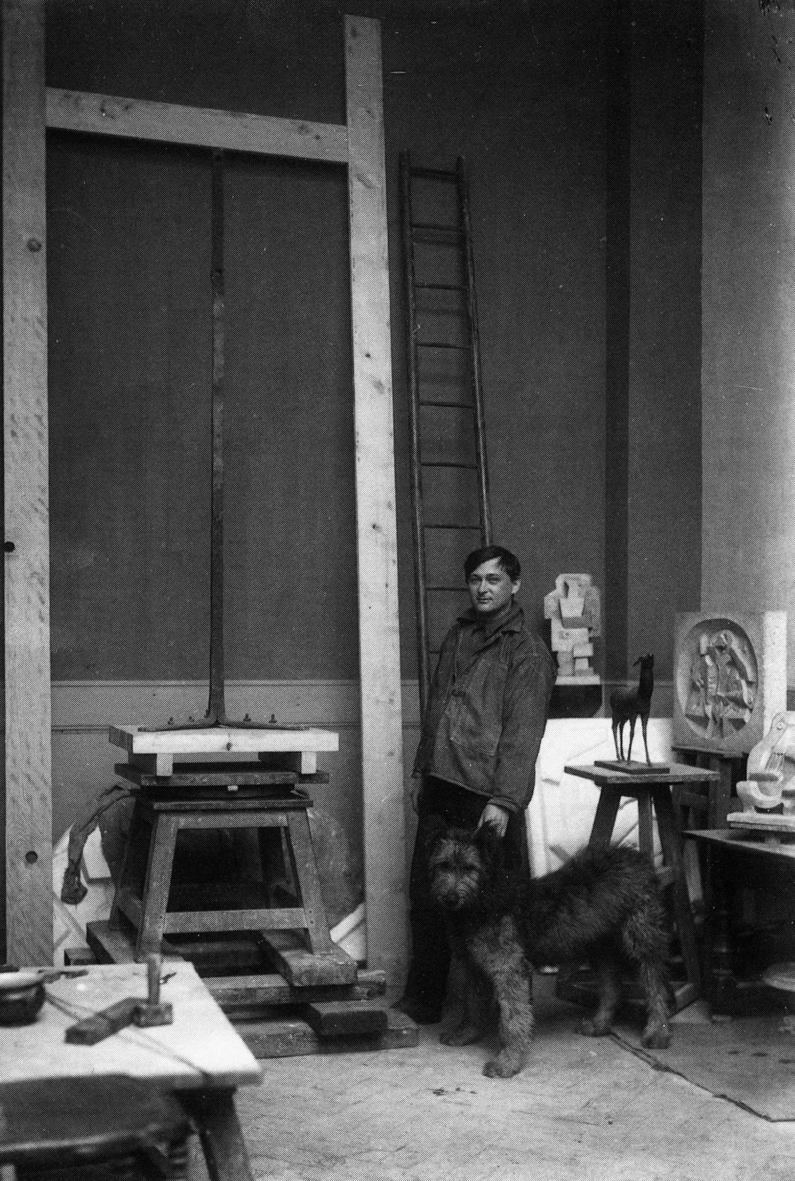 В мастерской в доме 54 на улице Монпарнас. Около 1922.